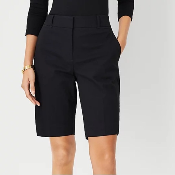 Ann Taylor Pants - NWT Ann Tayor petite black “the boardwalk short” ❤️